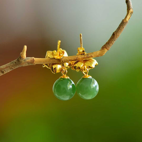 12331-4# Anting-anting perak sterling 925 dengan manik setengah lubang yang dipasang pada giok Hetian, menampilkan pola lotus yang halus dan giok yang lembut dan berkilau. Desainnya bergaya, anggun, dan elegan. Pengiriman dan pajak sudah termasuk.