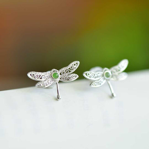 Anting Perak 12333#925 dengan Batu Giok Hetian Cabochon Motif Capung dan Bunga. Gioknya halus, berkilau, dan penuh kehidupan. Desainnya bergaya, anggun, dan elegan. Harga sudah termasuk ongkos kirim dan pajak.