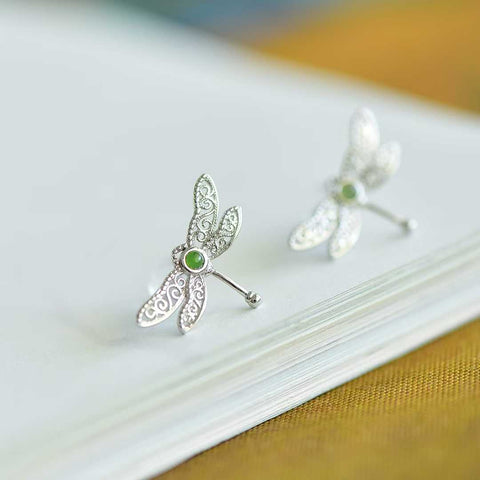 Anting Perak 12333#925 dengan Batu Giok Hetian Cabochon Motif Capung dan Bunga. Gioknya halus, berkilau, dan penuh kehidupan. Desainnya bergaya, anggun, dan elegan. Harga sudah termasuk ongkos kirim dan pajak.