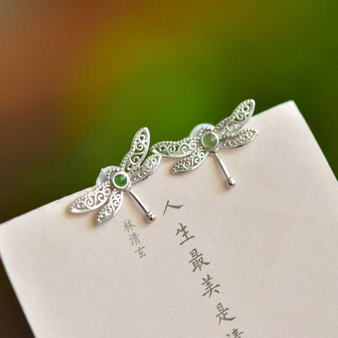 Anting Perak 12333#925 dengan Batu Giok Hetian Cabochon Motif Capung dan Bunga. Gioknya halus, berkilau, dan penuh kehidupan. Desainnya bergaya, anggun, dan elegan. Harga sudah termasuk ongkos kirim dan pajak.