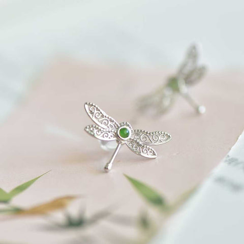Anting Perak 12333#925 dengan Batu Giok Hetian Cabochon Motif Capung dan Bunga. Gioknya halus, berkilau, dan penuh kehidupan. Desainnya bergaya, anggun, dan elegan. Harga sudah termasuk ongkos kirim dan pajak.