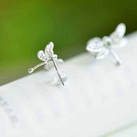 Anting Perak 12333#925 dengan Batu Giok Hetian Cabochon Motif Capung dan Bunga. Gioknya halus, berkilau, dan penuh kehidupan. Desainnya bergaya, anggun, dan elegan. Harga sudah termasuk ongkos kirim dan pajak.