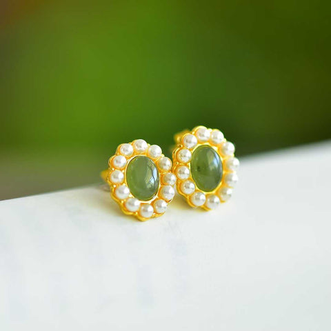 Anting-anting perak sterling 925 nomor 12332-2# dihiasi dengan batu giok Hetian berbentuk cabochon dan aksen mutiara. Gioknya bertekstur halus, berkilau, dan padat. Desainnya bergaya, indah, dan elegan. Harga sudah termasuk ongkos kirim dan pajak.
