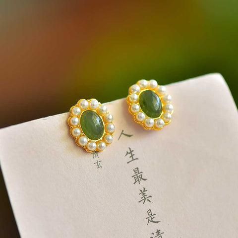 Anting-anting perak sterling 925 nomor 12332-2# dihiasi dengan batu giok Hetian berbentuk cabochon dan aksen mutiara. Gioknya bertekstur halus, berkilau, dan padat. Desainnya bergaya, indah, dan elegan. Harga sudah termasuk ongkos kirim dan pajak.