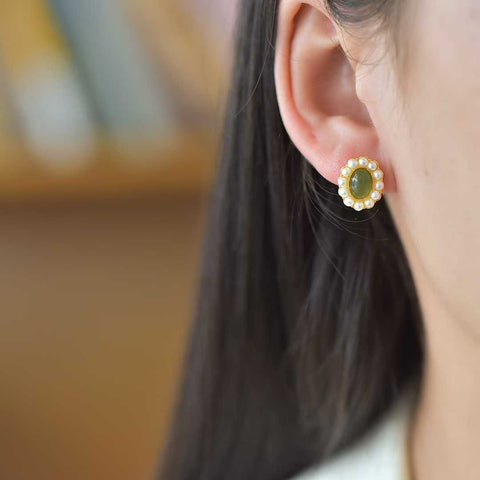 Anting-anting perak sterling 925 nomor 12332-2# dihiasi dengan batu giok Hetian berbentuk cabochon dan aksen mutiara. Gioknya bertekstur halus, berkilau, dan padat. Desainnya bergaya, indah, dan elegan. Harga sudah termasuk ongkos kirim dan pajak.