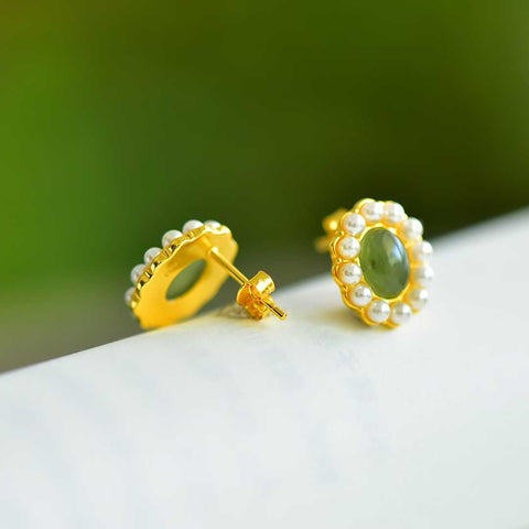 Anting-anting perak sterling 925 nomor 12332-2# dihiasi dengan batu giok Hetian berbentuk cabochon dan aksen mutiara. Gioknya bertekstur halus, berkilau, dan padat. Desainnya bergaya, indah, dan elegan. Harga sudah termasuk ongkos kirim dan pajak.