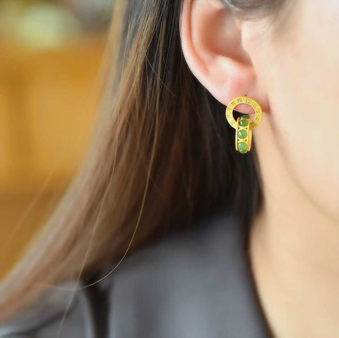 12254-6# Anting-anting perak sterling 925 bertatahkan giok Hetian. Desain unik, penuh pesona, gioknya hangat dan lembut, dan efeknya saat dikenakan sangat mencolok dan menarik perhatian. Harga menarik sudah termasuk ongkos kirim dan pajak.