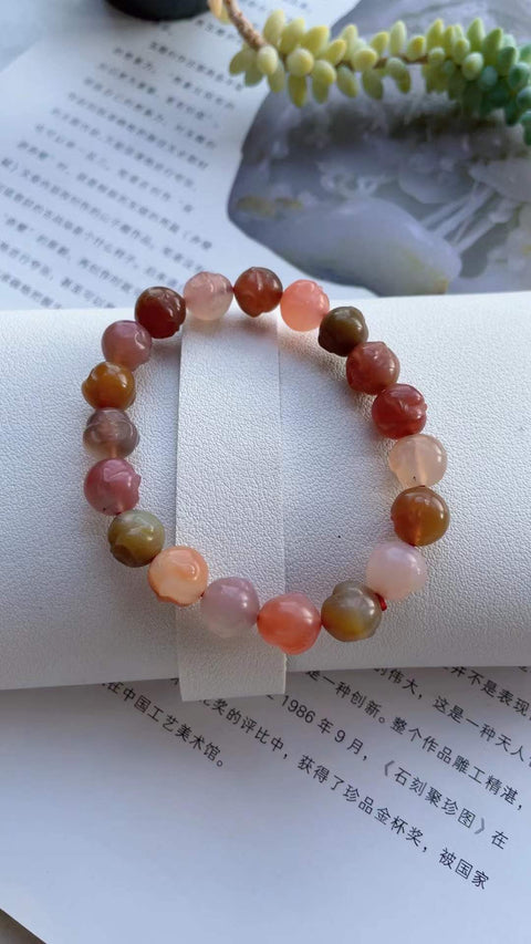 Gelang akik Yanyuan ini menampilkan desain tersenyum, warna alami, ukiran yang indah, dan tampilan yang cantik saat dikenakan. Ukurannya 0,9 mm dan sudah termasuk ongkos kirim dan pajak.