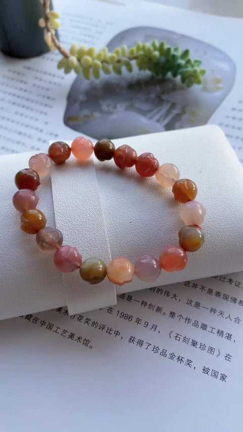 Gelang akik Yanyuan ini menampilkan desain tersenyum, warna alami, ukiran yang indah, dan tampilan yang cantik saat dikenakan. Ukurannya 0,9 mm dan sudah termasuk ongkos kirim dan pajak.