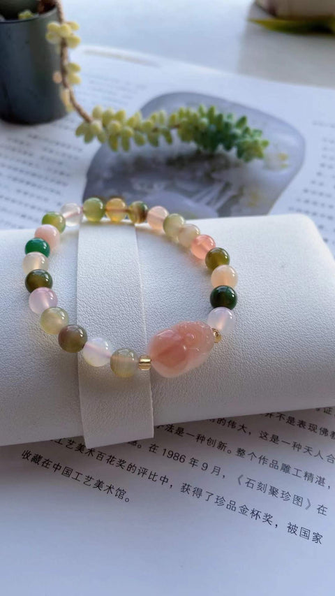 Gelang batu akik Yanyuan ini memiliki warna alami, ukiran yang indah, dan desain yang unik. Terlihat cantik saat dikenakan. Ukuran: 0,8 mm. Harga sudah termasuk ongkos kirim dan pajak.