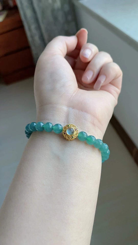 Gelang giok alami, material tambang lama, tekstur halus dan hangat, warna biru kehijauan yang indah, terlihat menawan saat dikenakan. Kualitas material batch ini sangat bagus, ukuran 0.7, sudah termasuk ongkos kirim dan pajak.