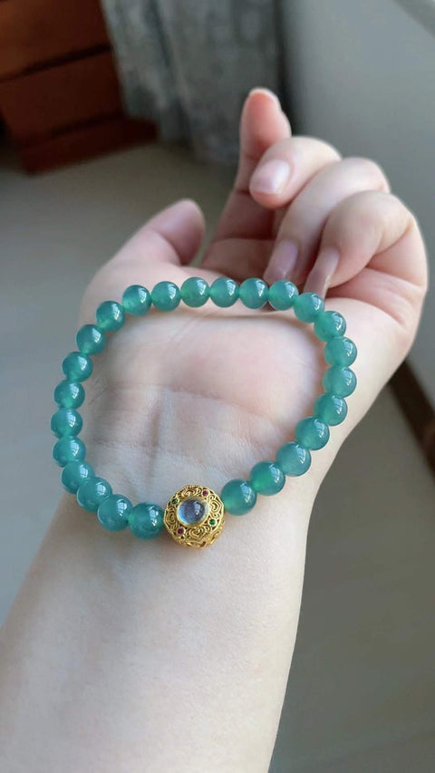 Gelang giok alami, material tambang lama, tekstur halus dan hangat, warna biru kehijauan yang indah, terlihat menawan saat dikenakan. Kualitas material batch ini sangat bagus, ukuran 0.7, sudah termasuk ongkos kirim dan pajak.
