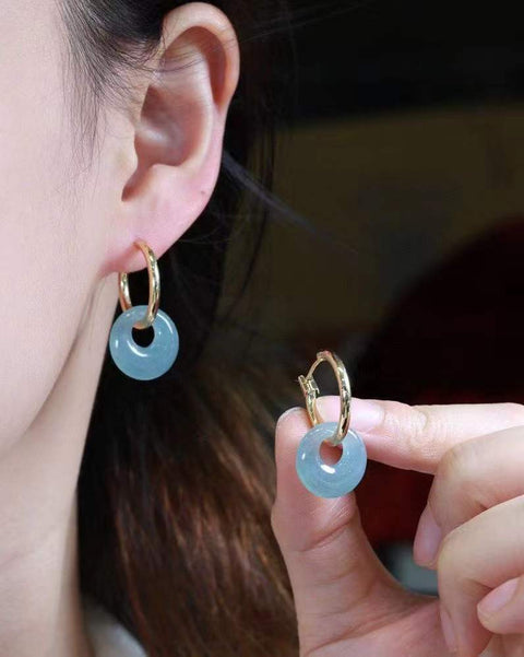 Anting-anting giok alami kelas A, berkualitas tinggi dengan kilau berpendar dan tekstur sedingin es yang luar biasa; nilai uang yang tak tertandingi; desain berlapis emas 14k; ukuran batu permata sekitar 14mm; termasuk ongkos kirim dan pajak.