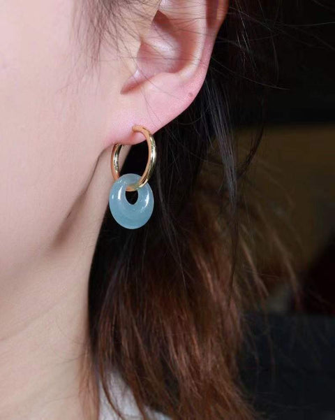 Anting-anting giok alami kelas A, berkualitas tinggi dengan kilau berpendar dan tekstur sedingin es yang luar biasa; nilai uang yang tak tertandingi; desain berlapis emas 14k; ukuran batu permata sekitar 14mm; termasuk ongkos kirim dan pajak.