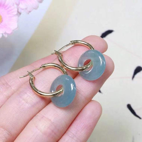 Anting-anting giok alami kelas A, berkualitas tinggi dengan kilau berpendar dan tekstur sedingin es yang luar biasa; nilai uang yang tak tertandingi; desain berlapis emas 14k; ukuran batu permata sekitar 14mm; termasuk ongkos kirim dan pajak.