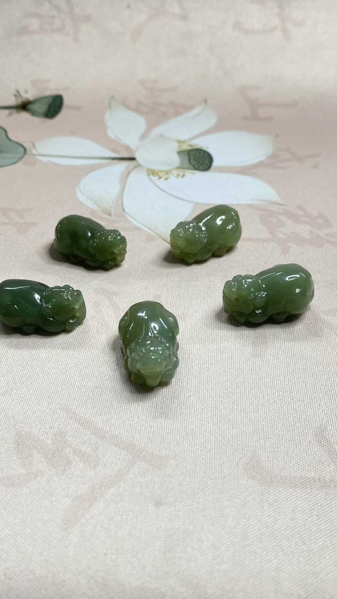 Pixiu untuk Kekayaan: Liontin giok Hetian yang indah, Pixiu, dimensi: 26 x 15,5 mm, sempurna, termasuk ongkos kirim dan pajak.