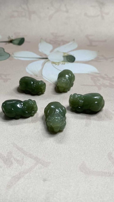 Pixiu untuk Kekayaan: Liontin giok Hetian yang indah, Pixiu, dimensi: 26 x 15,5 mm, sempurna, termasuk ongkos kirim dan pajak.