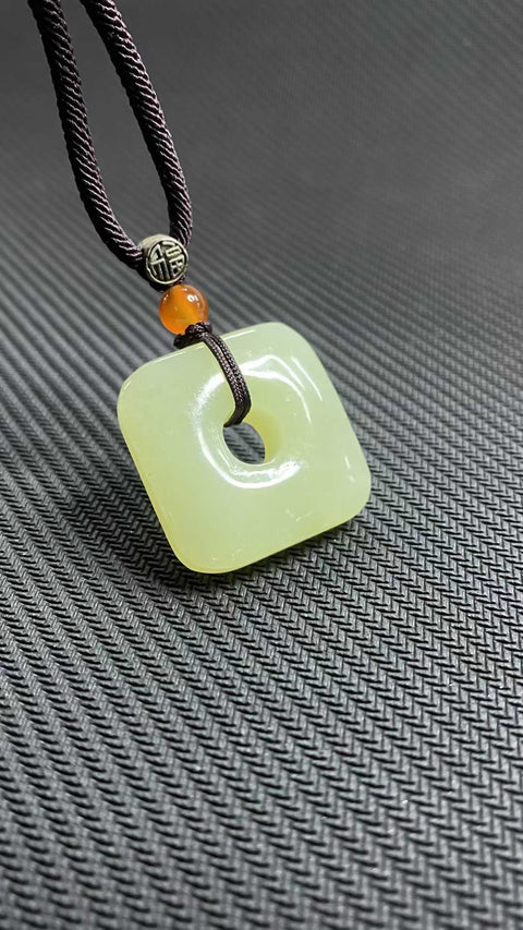 Kedamaian dan Keamanan di Segala Musim: Gesper perdamaian giok Hetian yang indah, dengan tekstur giok yang hangat dan halus, dimensi: 27 x 8,5 mm, termasuk ongkos kirim dan pajak.
