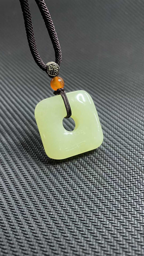 Kedamaian dan Keamanan di Segala Musim: Gesper perdamaian giok Hetian yang indah, dengan tekstur giok yang hangat dan halus, dimensi: 27 x 8,5 mm, termasuk ongkos kirim dan pajak.