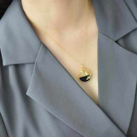 5531-6# Liontin Kelinci Setengah Lingkaran Menatap Bulan dari Perak Sterling 925 dengan Inlay Giok Hetian dan Giok Hitam. Pengerjaan yang indah, desain sederhana. Termasuk ongkos kirim dan pajak.