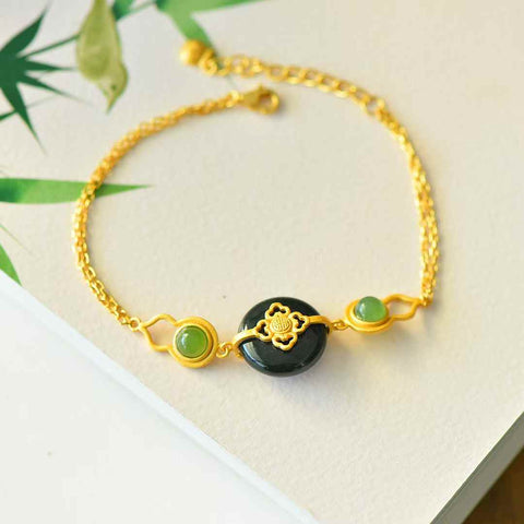 5898-6# Gelang perak sterling 925 bertatahkan giok hitam Hetian dengan gesper perdamaian dan simbolisme keberuntungan. Desain baru, kualitas giok yang bagus, pengerjaan yang indah, gaya antik. Spesifikasi: 14*10 mm. Termasuk ongkos kirim dan pajak.
