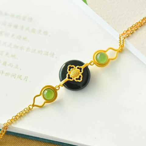 5898-6# Gelang perak sterling 925 bertatahkan giok hitam Hetian dengan gesper perdamaian dan simbolisme keberuntungan. Desain baru, kualitas giok yang bagus, pengerjaan yang indah, gaya antik. Spesifikasi: 14*10 mm. Termasuk ongkos kirim dan pajak.