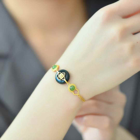 5898-6# Gelang perak sterling 925 bertatahkan giok hitam Hetian dengan gesper perdamaian dan simbolisme keberuntungan. Desain baru, kualitas giok yang bagus, pengerjaan yang indah, gaya antik. Spesifikasi: 14*10 mm. Termasuk ongkos kirim dan pajak.
