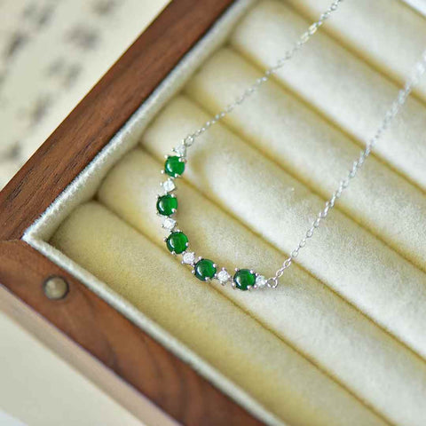 30007# Liontin perak sterling 925 dengan cabochon giok dan rantai zirkon. Desain baru dan modis, kualitas giok yang hangat dan halus, menarik perhatian dan mencolok saat dikenakan. Spesifikasi giok: (4*4). Termasuk ongkos kirim dan pajak.
