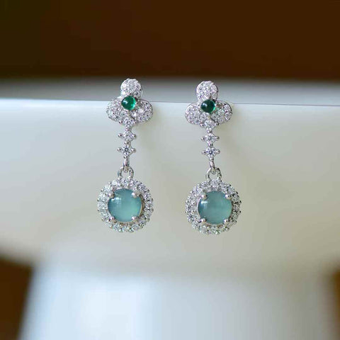 Anting-anting perak sterling 32017#925 bertatahkan batu giok cabochon dan zirkon. Desainnya baru dan modis, gioknya hangat dan lembut, dan efeknya mencolok dan menarik perhatian. Spesifikasi giok: (5*5). Termasuk ongkos kirim dan pajak.