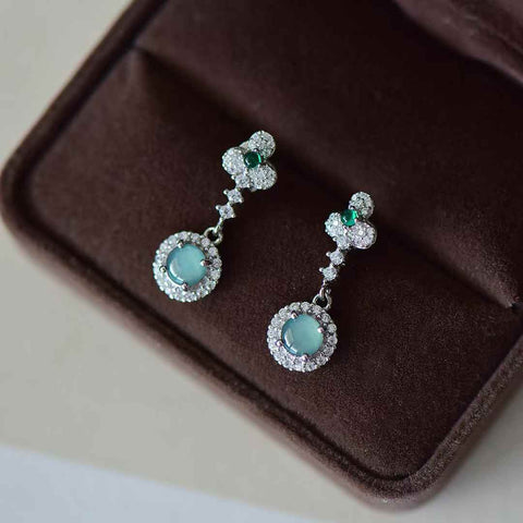 Anting-anting perak sterling 32017#925 bertatahkan batu giok cabochon dan zirkon. Desainnya baru dan modis, gioknya hangat dan lembut, dan efeknya mencolok dan menarik perhatian. Spesifikasi giok: (5*5). Termasuk ongkos kirim dan pajak.