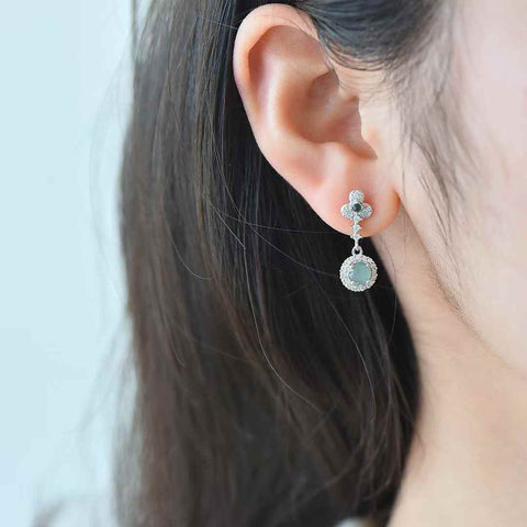 Anting-anting perak sterling 32017#925 bertatahkan batu giok cabochon dan zirkon. Desainnya baru dan modis, gioknya hangat dan lembut, dan efeknya mencolok dan menarik perhatian. Spesifikasi giok: (5*5). Termasuk ongkos kirim dan pajak.