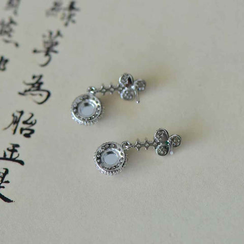 Anting-anting perak sterling 32017#925 bertatahkan batu giok cabochon dan zirkon. Desainnya baru dan modis, gioknya hangat dan lembut, dan efeknya mencolok dan menarik perhatian. Spesifikasi giok: (5*5). Termasuk ongkos kirim dan pajak.