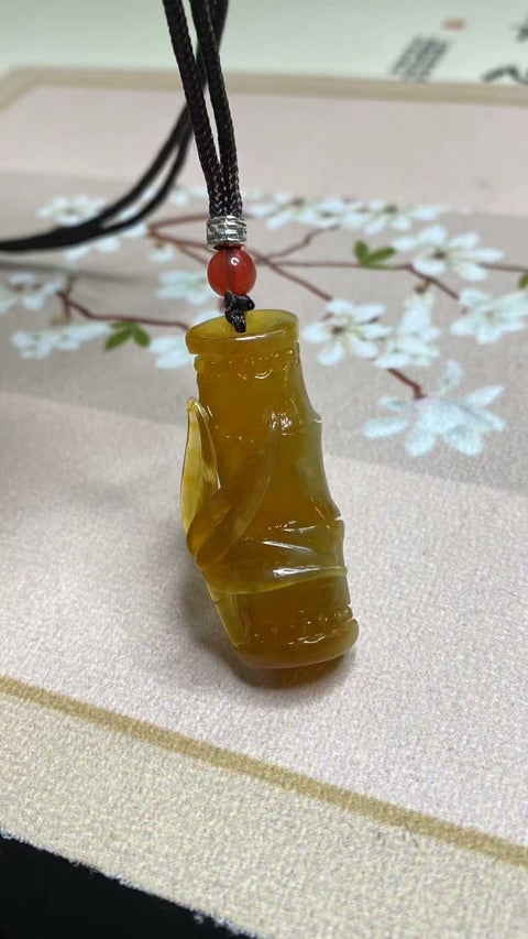 Bambu Membawa Kedamaian dan Kemakmuran: Giok Bunga Xiuyan yang Indah - Bambu Emas, desain unik, melambangkan kemajuan berkelanjutan dan kedamaian. Spesifikasi: 42 x 18,6 mm. Termasuk ongkos kirim dan pajak.
