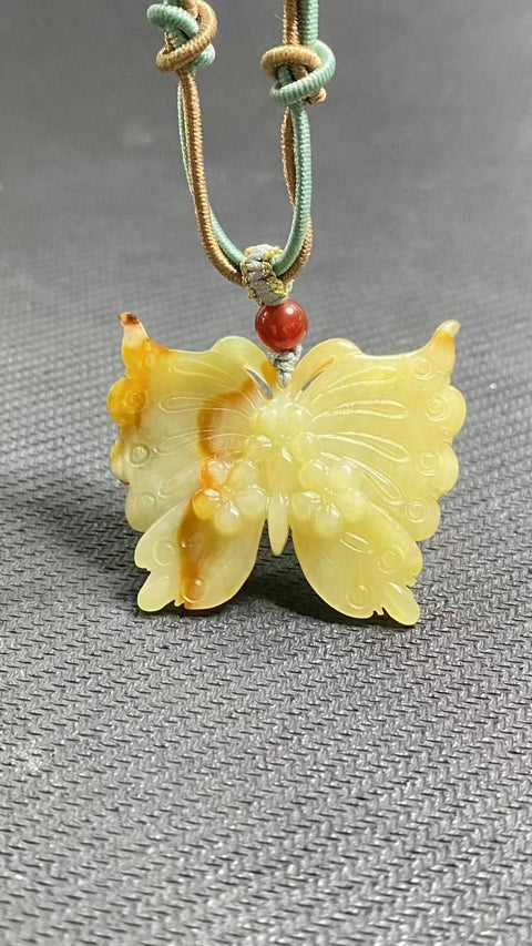 Kupu-kupu Giok: Liontin bunga giok Xiuyan yang indah dengan berbagai warna, menampilkan warna alami dan cantik. Ukuran: 43 x 37 mm. Harga sudah termasuk ongkos kirim dan pajak.