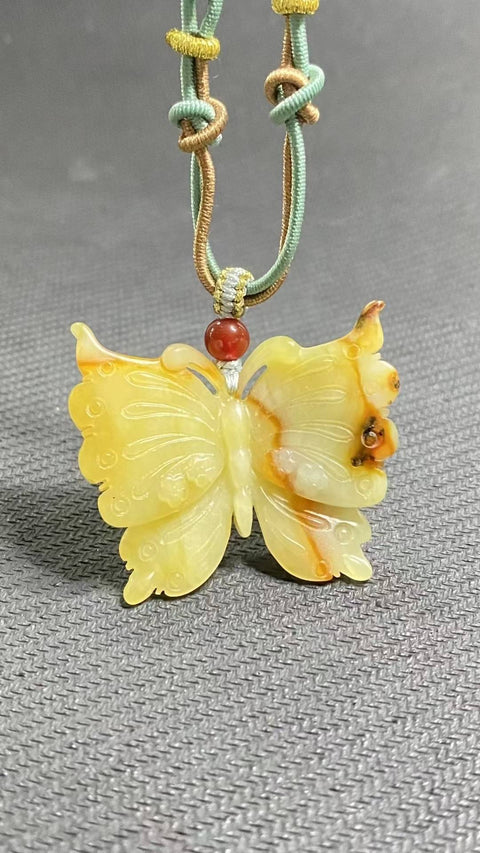 Kupu-kupu Giok: Liontin bunga giok Xiuyan yang indah dengan berbagai warna, menampilkan warna alami dan cantik. Ukuran: 43 x 37 mm. Harga sudah termasuk ongkos kirim dan pajak.