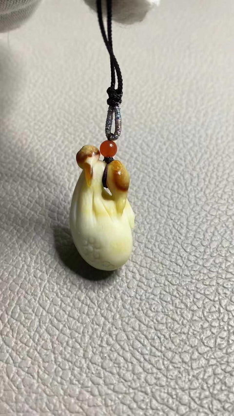 Meraup kekayaan setiap hari: Liontin giok Xiuyan yang indah – sebuah kantung uang, melambangkan perjuangan untuk meraih kesuksesan. Spesifikasi: 32 x 17 mm, termasuk ongkos kirim dan pajak.