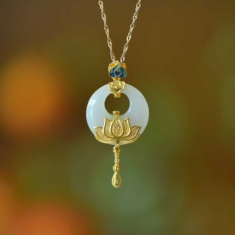 0223-2# Liontin lotus bergaya putri dari perak sterling 925 bertatahkan giok Hetian. Desain baru dan unik, pengerjaan yang indah, benar-benar luar biasa. Dimensi giok: 20*20 cm. Harga sudah termasuk ongkos kirim dan pajak.