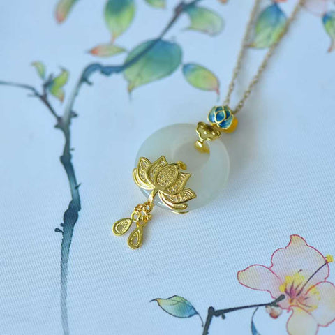 0223-2# Liontin lotus bergaya putri dari perak sterling 925 bertatahkan giok Hetian. Desain baru dan unik, pengerjaan yang indah, benar-benar luar biasa. Dimensi giok: 20*20 cm. Harga sudah termasuk ongkos kirim dan pajak.