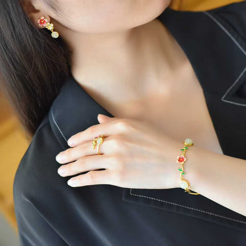 Anting: 7750-2; Cincin: 9397-2; Gelang: 8274-2. Set terlaris tersedia! # Set perak S925 dengan desain bunga persik giok Hetian, sederhana dan elegan! Ongkos kirim dan pajak sudah termasuk.