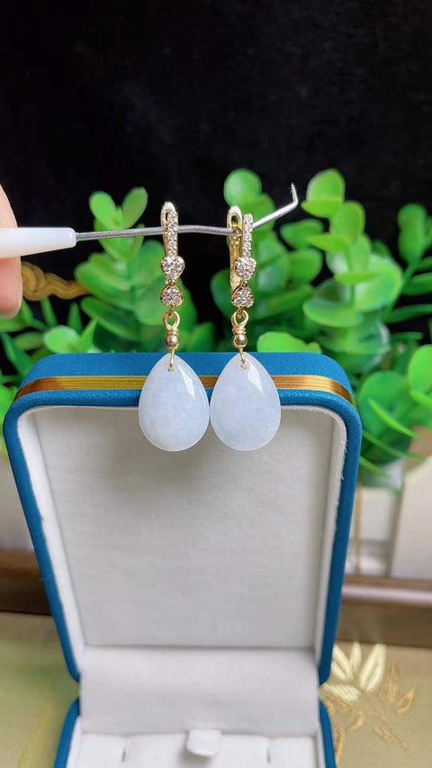 Anting-anting giok alami, bahannya halus dan hangat, dengan kejernihan yang sangat baik, bersih dan menyegarkan. Ukuran: 1,8 x 1,3 cm. Harga sudah termasuk ongkos kirim dan pajak.