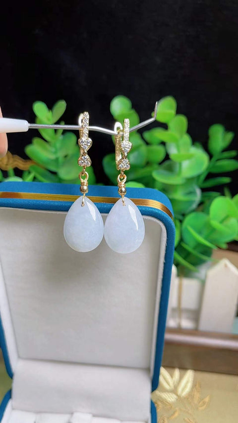 Anting-anting giok alami, bahannya halus dan hangat, dengan kejernihan yang sangat baik, bersih dan menyegarkan. Ukuran: 1,8 x 1,3 cm. Harga sudah termasuk ongkos kirim dan pajak.