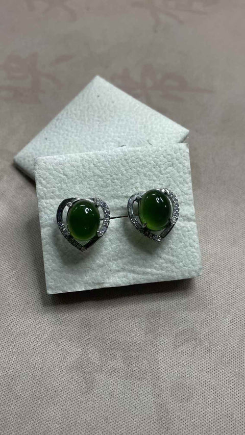 Anting-anting: Anting-anting kancing giok Xiuyan hijau yang indah, dipasang pada perak 925, ukuran: 8 x 10 mm, termasuk ongkos kirim dan pajak.