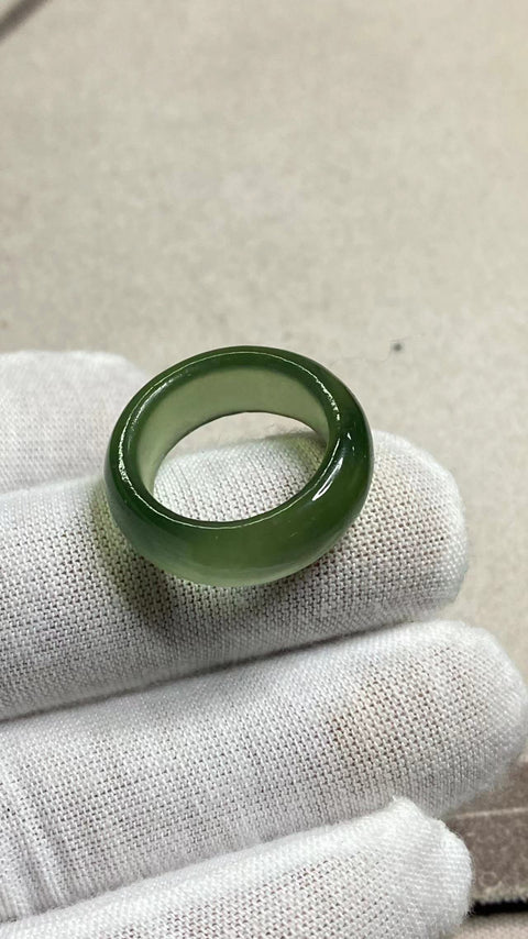 Cincin giok halus berwarna hijau, ukuran 17,5, sempurna, sudah termasuk ongkos kirim dan pajak.