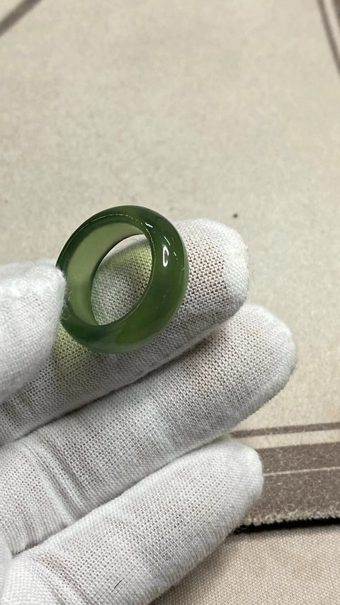 Cincin giok halus berwarna hijau, ukuran 17,5, sempurna, sudah termasuk ongkos kirim dan pajak.