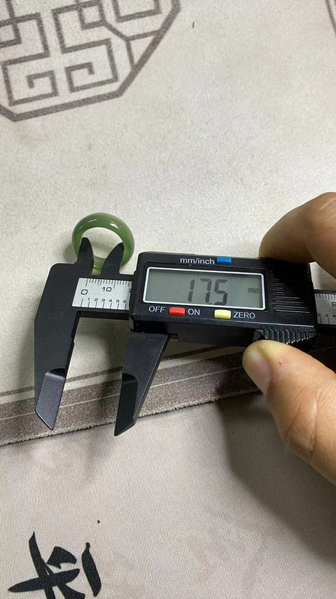 Cincin giok halus berwarna hijau, ukuran 17,5, sempurna, sudah termasuk ongkos kirim dan pajak.