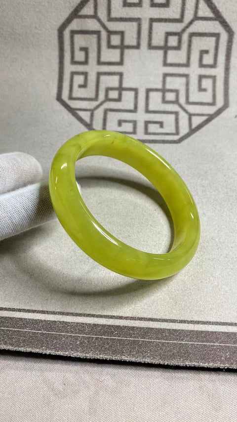 Gelang Giok Emas Giok Murni, kaliber 62,5, lebar 15mm Giok yang terbentuk secara alami, pola acak; sudah termasuk pajak pengiriman.