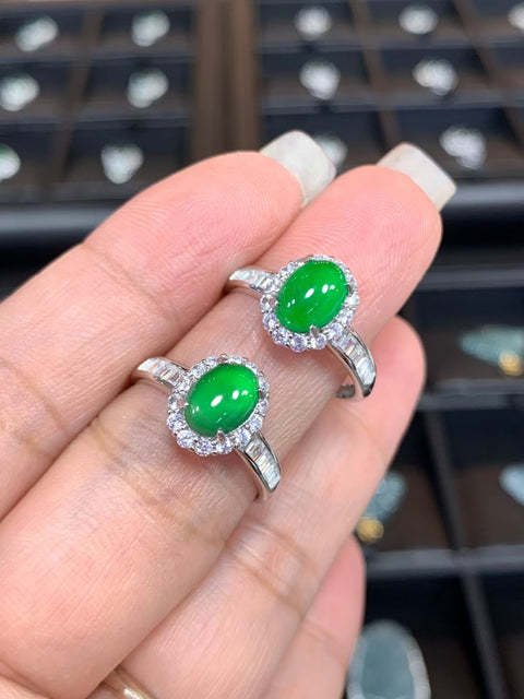 Cincin Giok Hijau Kekaisaran yang terbuat dari perak 925. Ukuran batu 6x8 mm sudah termasuk pajak dan ongkos kirim.