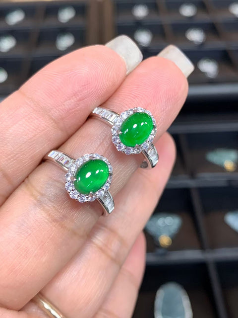 Cincin Giok Hijau Kekaisaran yang terbuat dari perak 925. Ukuran batu 6x8 mm sudah termasuk pajak dan ongkos kirim.