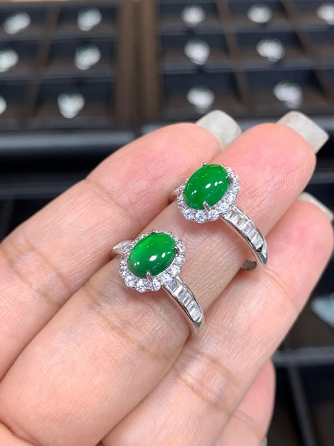 Cincin Giok Hijau Kekaisaran yang terbuat dari perak 925. Ukuran batu 6x8 mm sudah termasuk pajak dan ongkos kirim.