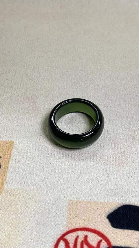 Cincin giok halus dengan diameter bagian dalam hijau 19mm termasuk ongkos kirim dan pajak.